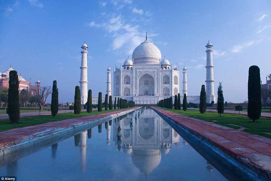 4، تاج محل في الهند، يعتبر عجيبة في تاريخ العمارة الهندية، كما تم تقييمه ك" أجمل المباني في العالم".