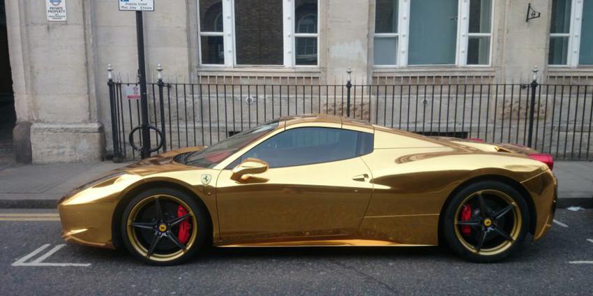 صور:فيراري مطلية بالذهب لملاكم عراقي تجذب أنظار كثيرين في لندن 