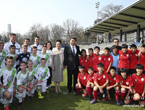 الرئيس شي يشاهد مباراة كرة قدم بين ناشئين صينيين والمان 