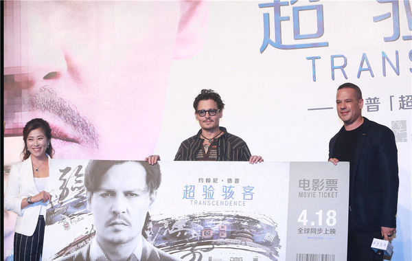 جوني ديب يقوم بجولة في الصين للدعاية لفيلم "العبور"  (6)