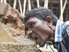 رجل هندي يغرق  في تناول الأتربة والحجار 