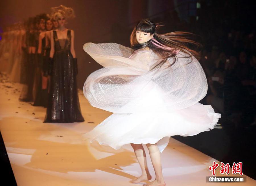 "الراقصة الصغيرة" تجذب الأنظار في أسبوع شنغهاي للموضة