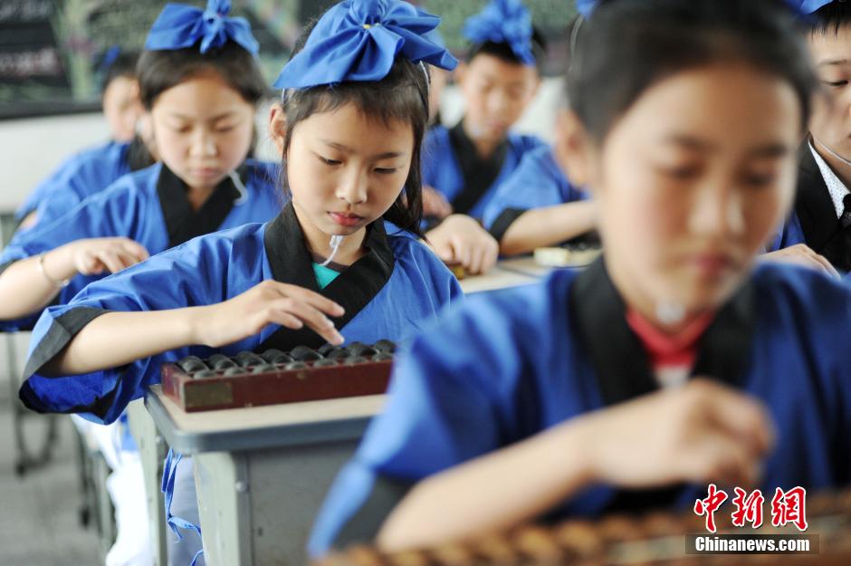 تلاميذ في جيانغشى  يتعلمون المعداد الصيني مرتدين الملابس الصينية القديمة  (3)