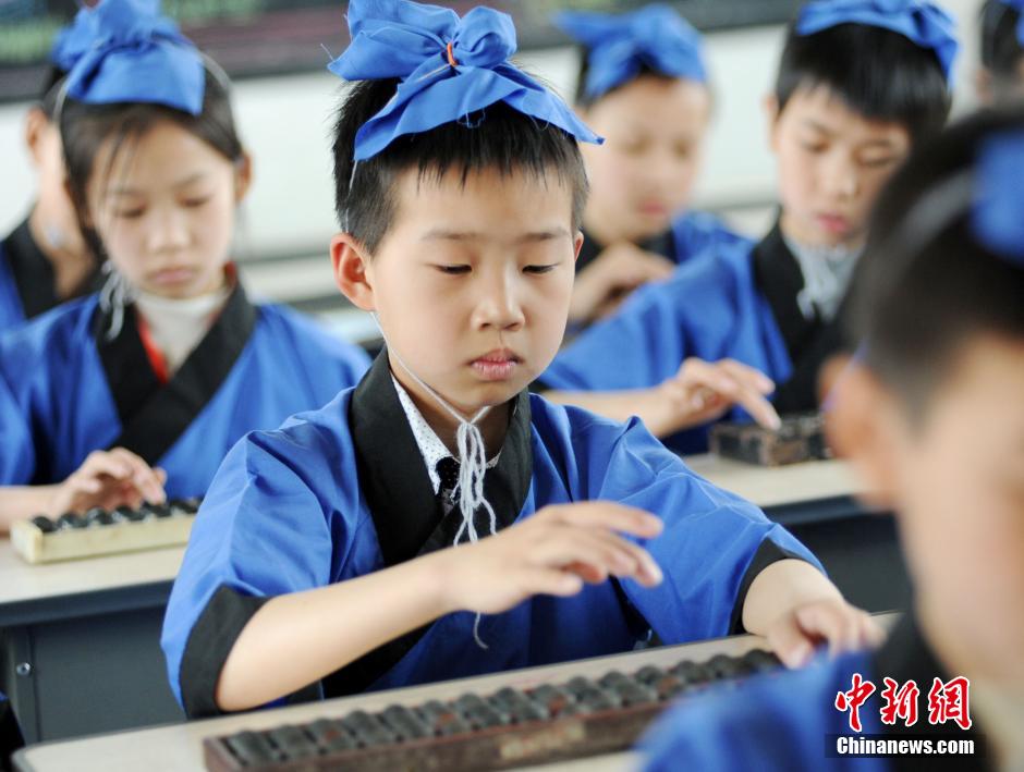 تلاميذ في جيانغشى  يتعلمون المعداد الصيني مرتدين الملابس الصينية القديمة 