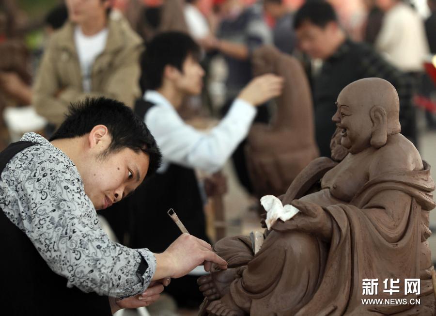 تنظيم الدورة الأولى لمسابقة نحت التماثيل الدينية التقليدية الصينية بفوجيان     (2)