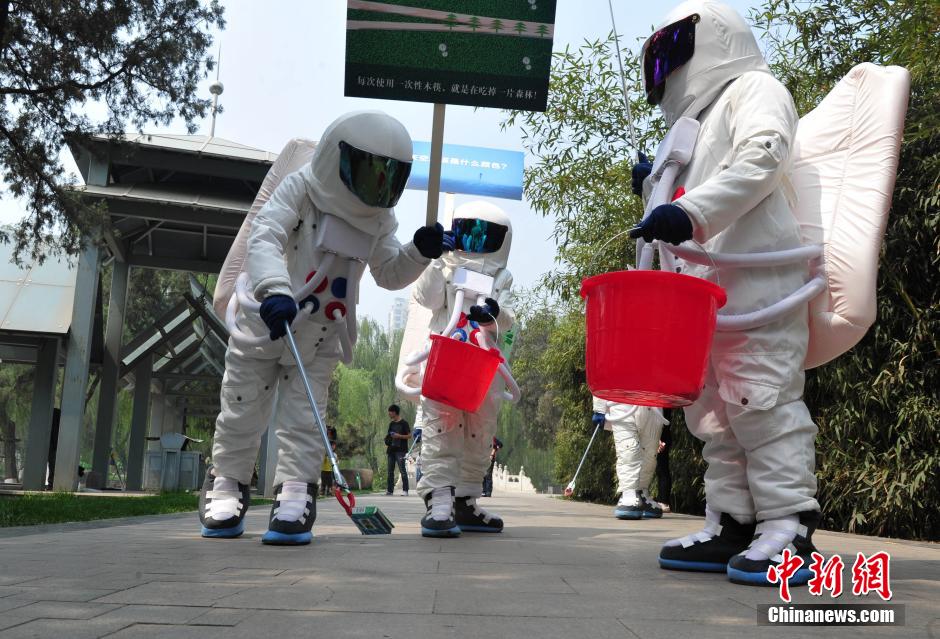 "رواد الفضاء" يطلقون حملة نظافة فى شيجياتشوانغ  (5)