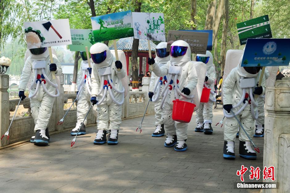 "رواد الفضاء" يطلقون حملة نظافة فى شيجياتشوانغ  (4)