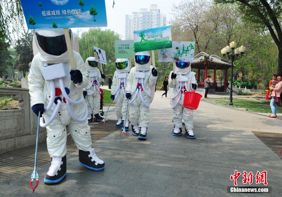 "رواد الفضاء" يطلقون حملة نظافة فى شيجياتشوانغ 