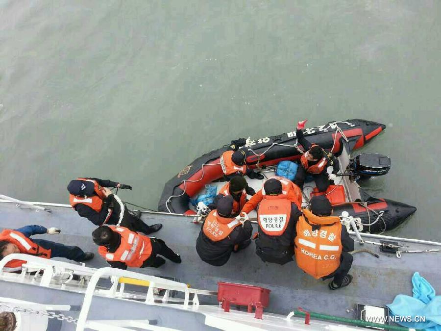 استمرار البحث عن المفقودين إثر غرق عبارة كورية جنوبية كانت تقل 475 شخصا (8)