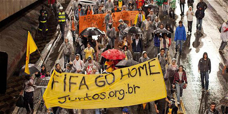 احتجاجات على استضافة كأس العالم لكرة القدم في ساو باولو البرازيلية 