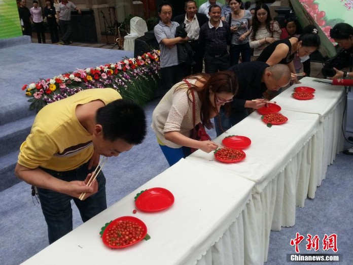 مسابقة أكل فاكهة الكرز بمدينة تشنغدو  (3)