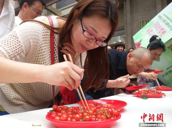 مسابقة أكل فاكهة الكرز بمدينة تشنغدو  (2)