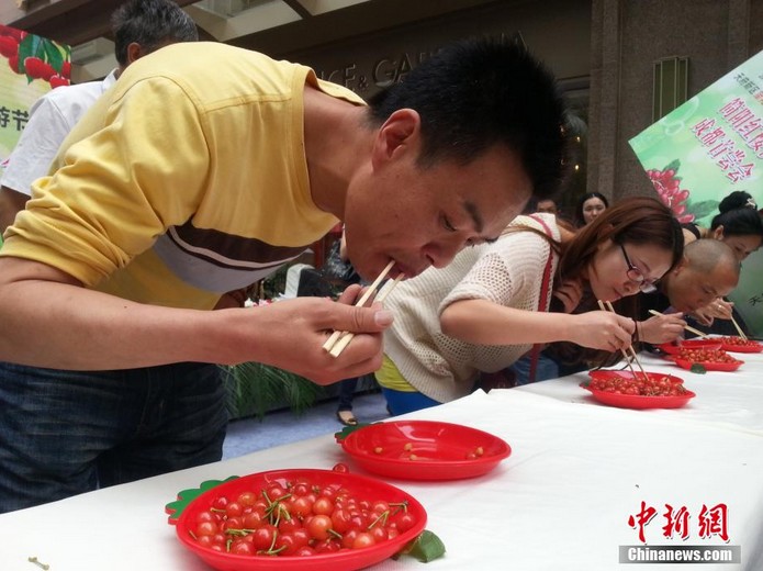 مسابقة أكل فاكهة الكرز بمدينة تشنغدو 