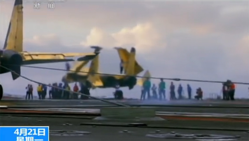 الكشف عن فيديو تدريبات المقاتلة جيان 15 على متن حاملة طائرات لياونينغ لأمر مرة  (25)