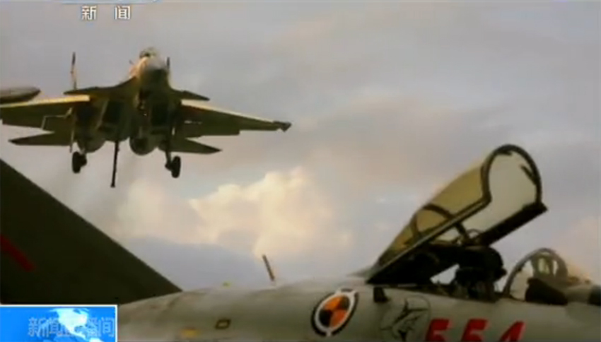 الكشف عن فيديو تدريبات المقاتلة جيان 15 على متن حاملة طائرات لياونينغ لأمر مرة  (24)