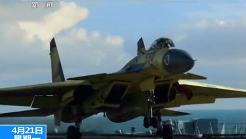 الكشف عن فيديو تدريبات المقاتلة جيان 15 على متن حاملة طائرات لياونينغ لأمر مرة  (23)