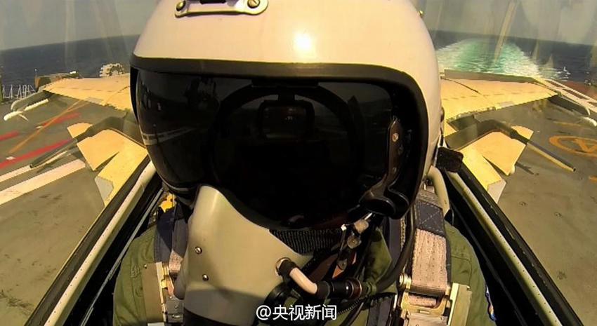 الكشف عن فيديو تدريبات المقاتلة جيان 15 على متن حاملة طائرات لياونينغ لأمر مرة  (8)