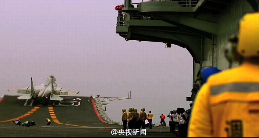 الكشف عن فيديو تدريبات المقاتلة جيان 15 على متن حاملة طائرات لياونينغ لأمر مرة  (5)