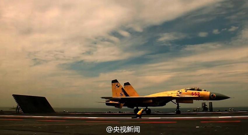 الكشف عن فيديو تدريبات المقاتلة جيان 15 على متن حاملة طائرات لياونينغ لأمر مرة  (4)