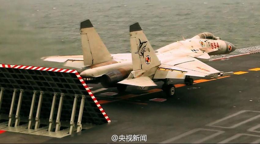 الكشف عن فيديو تدريبات المقاتلة جيان 15 على متن حاملة طائرات لياونينغ لأمر مرة  (3)