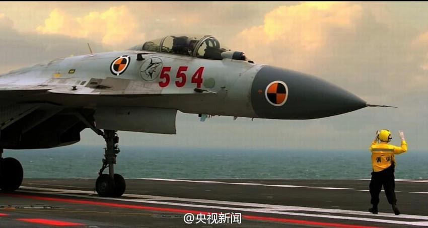 الكشف عن فيديو تدريبات المقاتلة جيان 15 على متن حاملة طائرات لياونينغ لأمر مرة  (2)