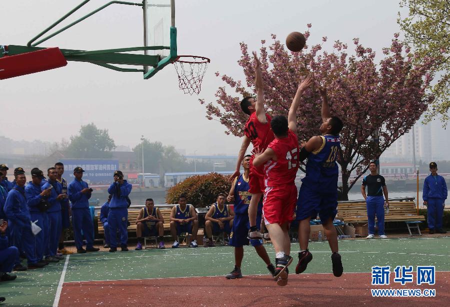 مباراة ودية في كرة السلة بين جنود سفينة "هاربين" للبحرية الصينية وسفينة انزال تابعة للبحرية الاندونيسية.
