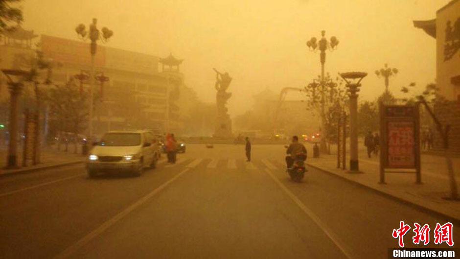 صور:عاصفة رملية شديدة ضربت شينجيانغ،نينغشيا والمناطق الأخرى 23 ابريل  (9)