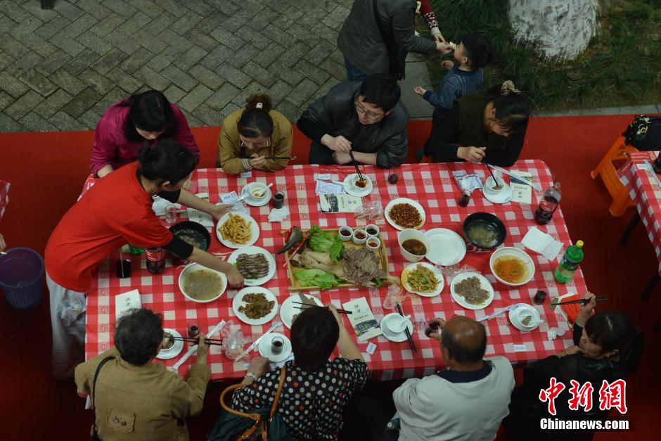 توفير وليمة لحم البقر طولها 450 متر فى هانغتشو   (3)