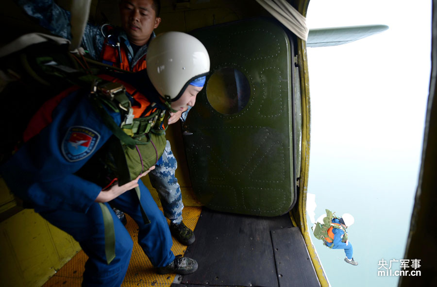 طيارات مقاتلات صينيات ينجحن في قفز مظلي خلال تدريبات بحرية للإنقاذ (11)