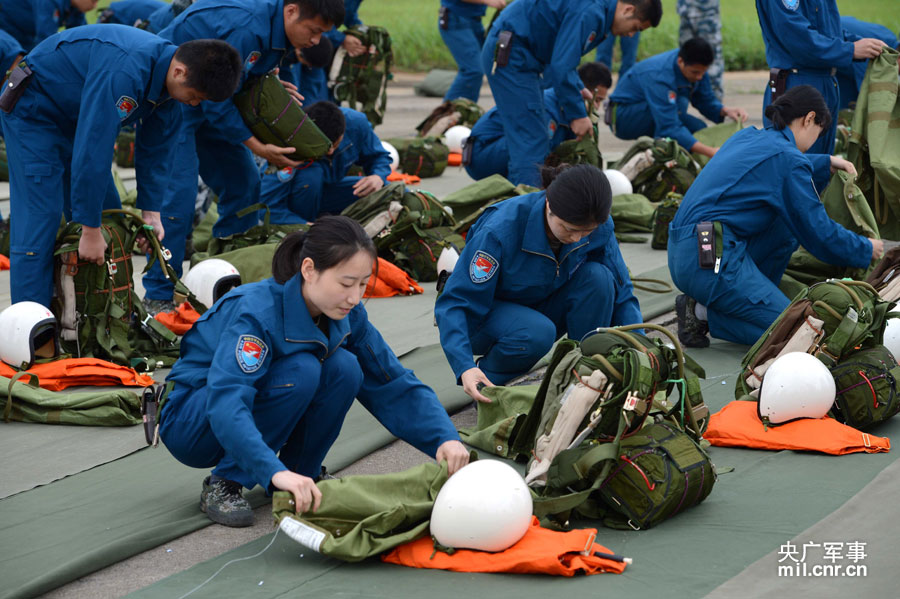 طيارات مقاتلات صينيات ينجحن في قفز مظلي خلال تدريبات بحرية للإنقاذ (8)