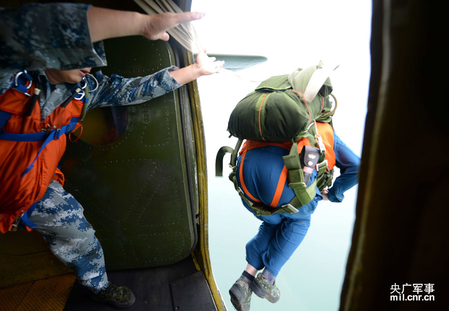 طيارات مقاتلات صينيات ينجحن في قفز مظلي خلال تدريبات بحرية للإنقاذ (5)