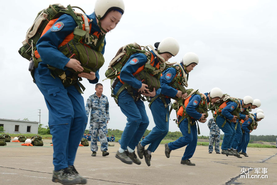 طيارات مقاتلات صينيات ينجحن في قفز مظلي خلال تدريبات بحرية للإنقاذ (7)