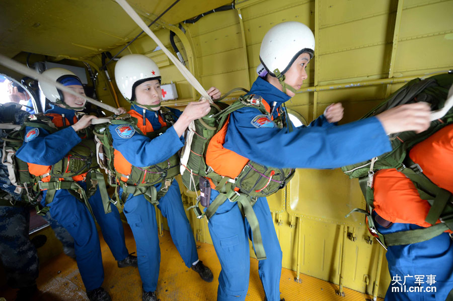 طيارات مقاتلات صينيات ينجحن في قفز مظلي خلال تدريبات بحرية للإنقاذ (4)