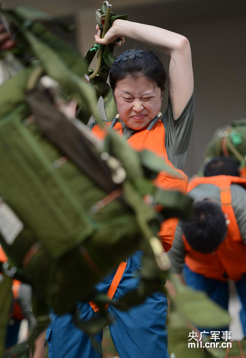 طيارات مقاتلات صينيات ينجحن في قفز مظلي خلال تدريبات بحرية للإنقاذ (3)