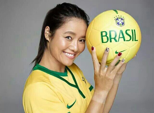 لى نا  تظهر في صور ترويجية  لكأس العالم 2014 بجيرسي من البرازيل 