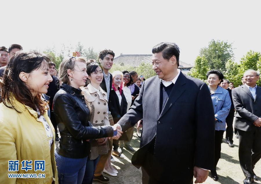 الرئيس شي يحث على الشباب الصيني على التحلي بالقيم السليمة  (8)