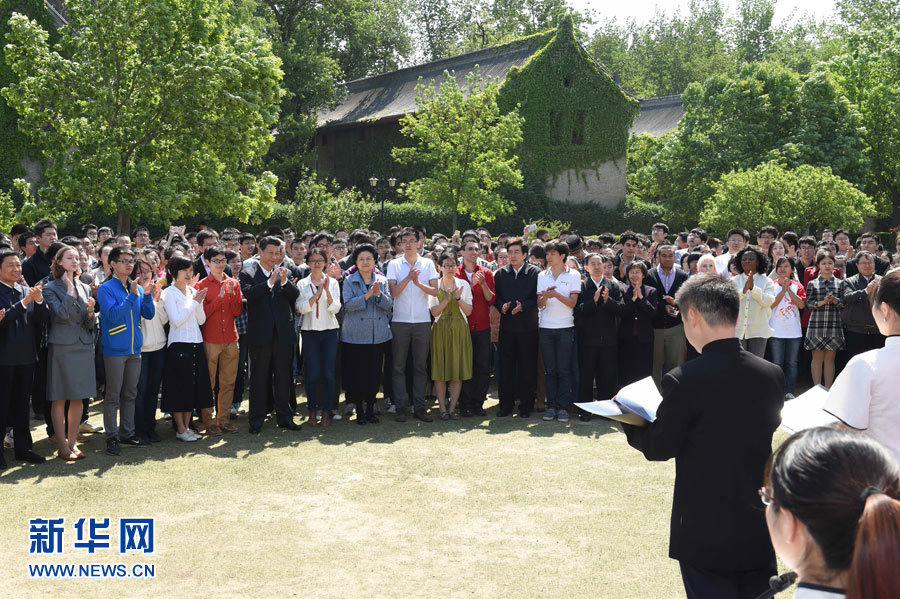 الرئيس شي يحث على الشباب الصيني على التحلي بالقيم السليمة 