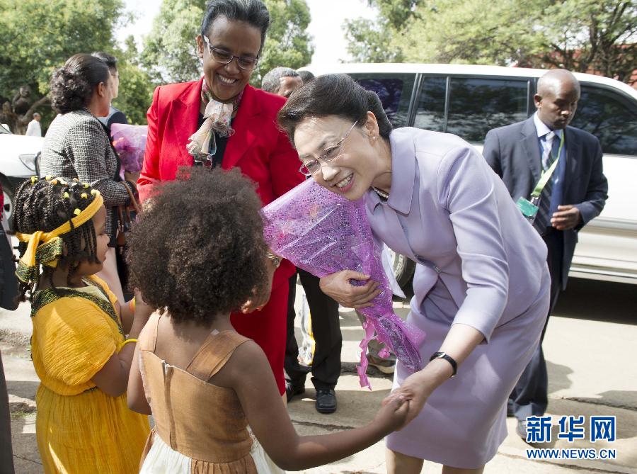 زوجة رئيس مجلس الدولة الصيني تقوم بزيارة إلى جامعة أديس أبابا 