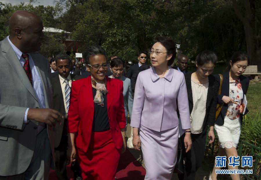 زوجة رئيس مجلس الدولة الصيني تقوم بزيارة إلى جامعة أديس أبابا  (5)