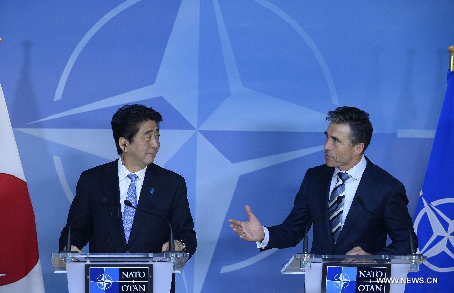 رئيس الوزراء الياباني يزور الناتو لتعميق العلاقات (3)