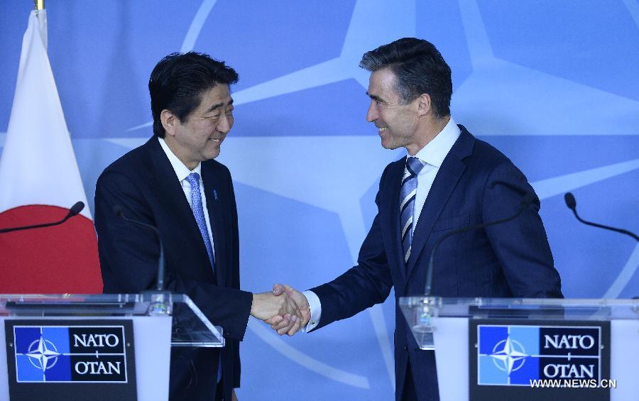 رئيس الوزراء الياباني يزور الناتو لتعميق العلاقات (2)