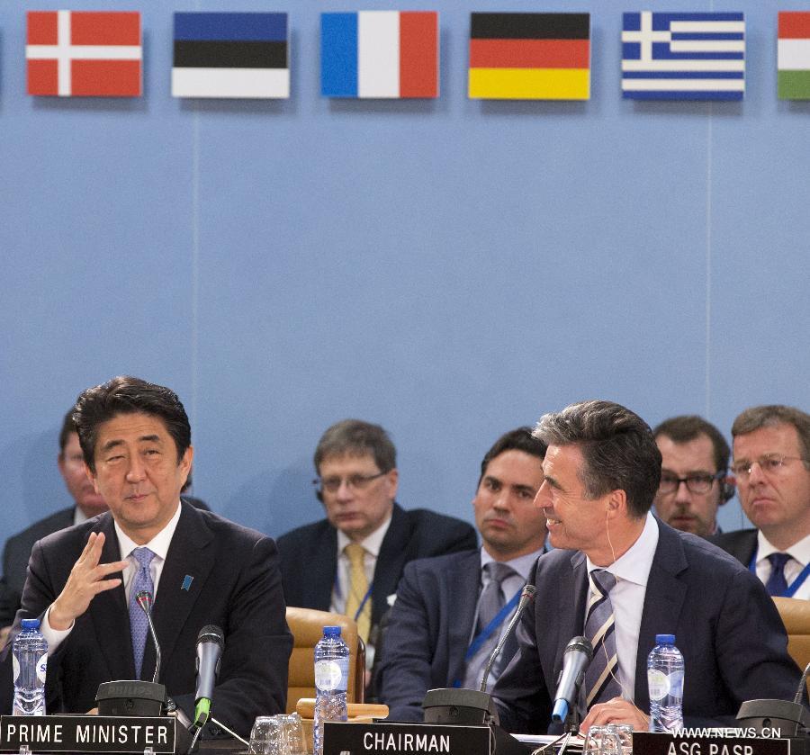 رئيس الوزراء الياباني يزور الناتو لتعميق العلاقات
