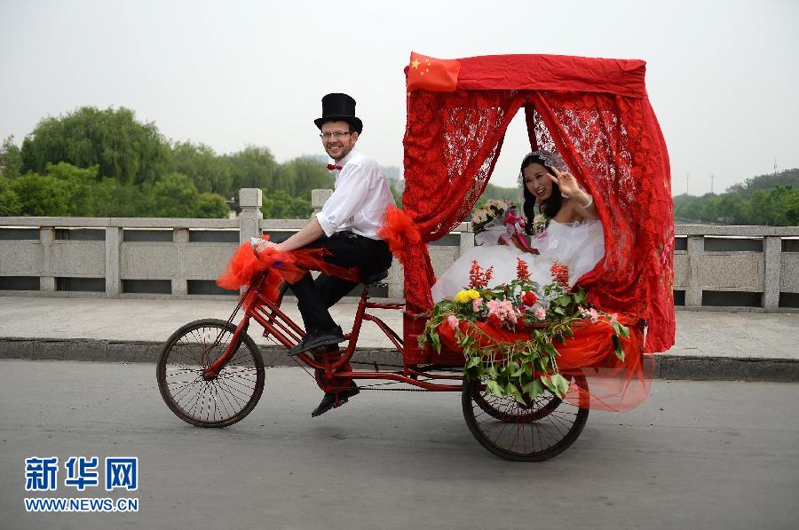 شاب سويسري يقيم حفلة زفاف منخفضة الكربون فى مدينة تانغشان    (3)