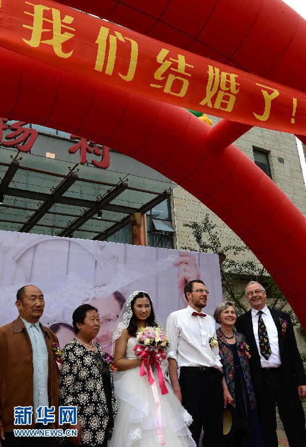 شاب سويسري يقيم حفلة زفاف منخفضة الكربون فى مدينة تانغشان    (4)