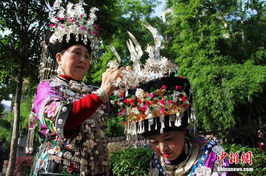 مهرجان أزياء تقليدية لقومية مياو يقام في مقاطعة هونان الصينية  (8)
