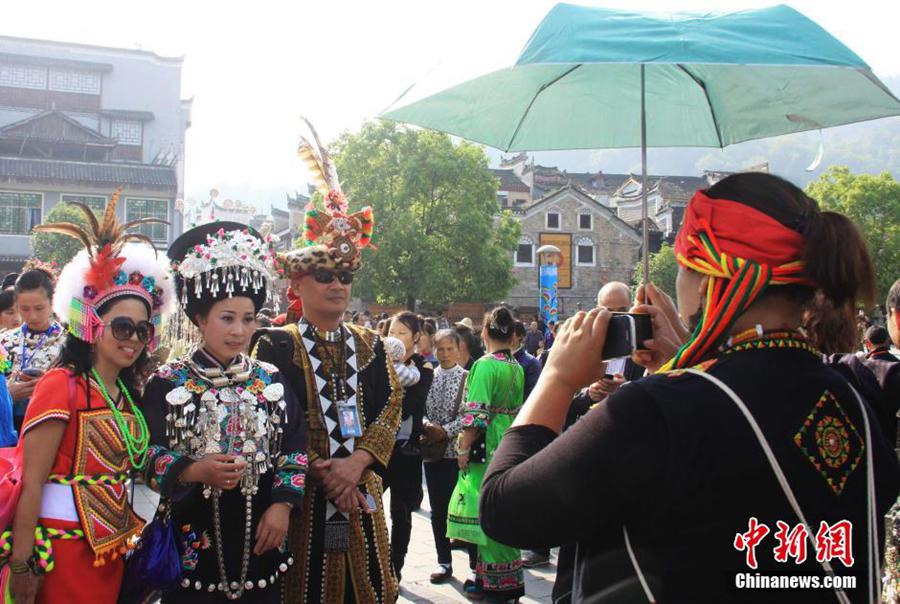 مهرجان أزياء تقليدية لقومية مياو يقام في مقاطعة هونان الصينية  (6)