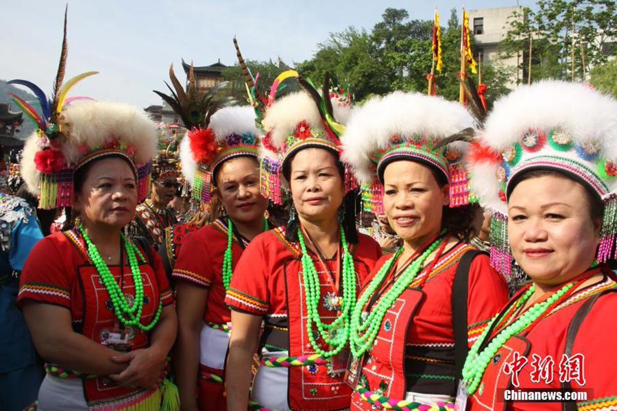 مهرجان أزياء تقليدية لقومية مياو يقام في مقاطعة هونان الصينية  (4)