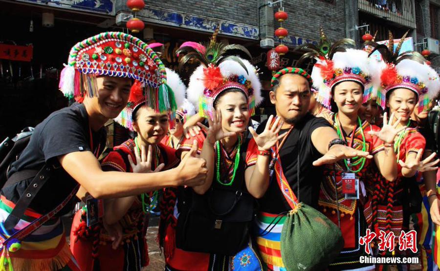 مهرجان أزياء تقليدية لقومية مياو يقام في مقاطعة هونان الصينية 