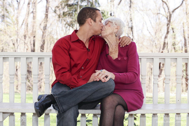 أمريكي يقع في حب مسنة عمرها تجاوز 91 سنة (6)