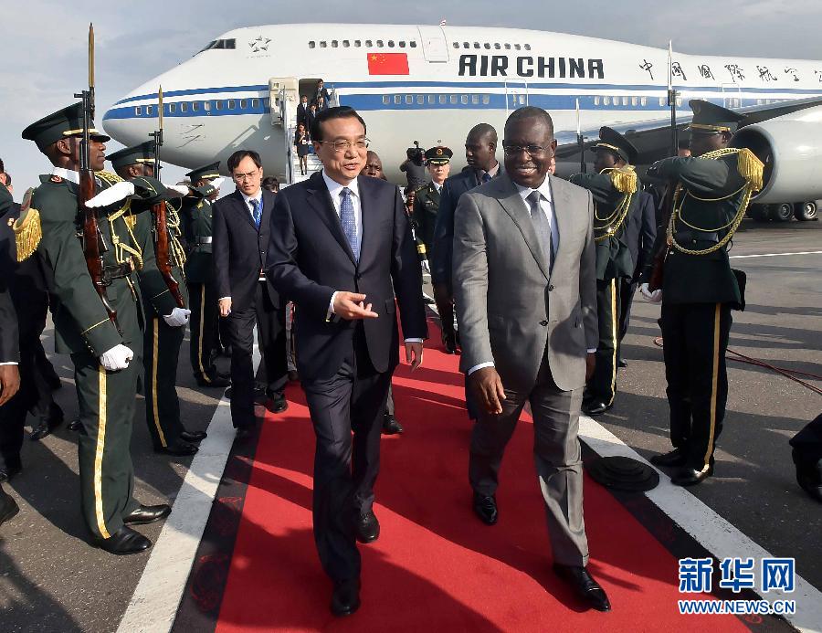 رئيس مجلس الدولة الصيني يصل إلى أنجولا 